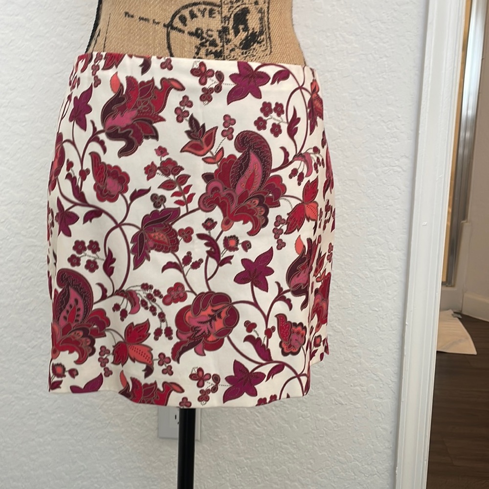 Skirt with red and pink design